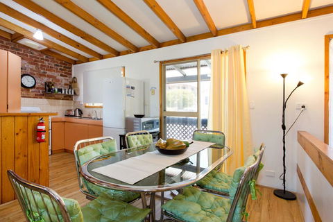Surf And Sunsets, Beach Holiday Home Mandurah - Suburb Australia 2