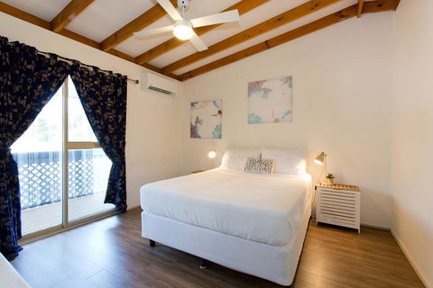 Surf And Sunsets, Beach Holiday Home Mandurah - Suburb Australia 3