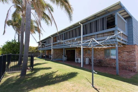 Surf And Sunsets, Beach Holiday Home Mandurah - Suburb Australia 1