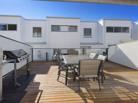 Surf Beach Townhouse - Suburb Australia 2