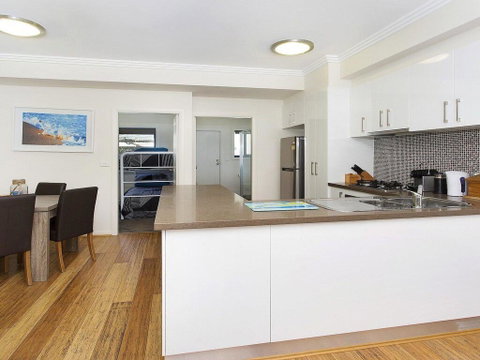 Surf Beach Townhouse - Suburb Australia 1