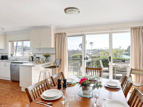 Surf Beach Views - Quiet Position, Close To Beach - Suburb Australia 1