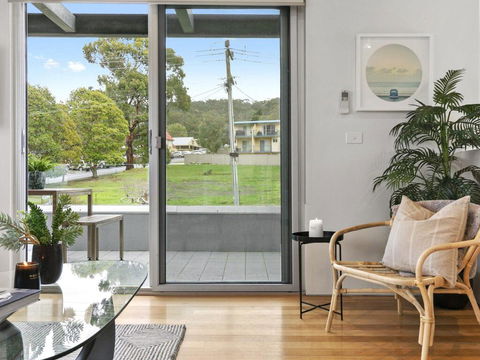 SURF CENTRAL - Wifi, Double Garage & Smack Bang In The Middle Of Town - Suburb Australia 2