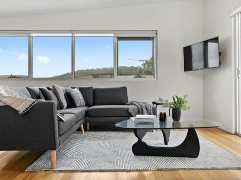SURF CENTRAL - Wifi, Double Garage & Smack Bang In The Middle Of Town - Suburb Australia 1