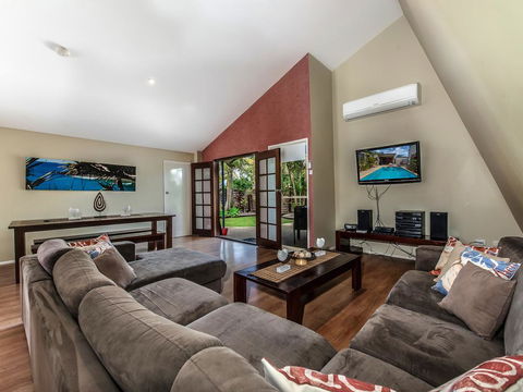 Surf Club House, Pet Friendly, Sunshine Coast, Holiday House, Marcoola - Suburb Australia 2