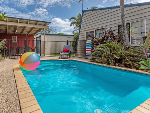 Surf Club House, Pet Friendly, Sunshine Coast, Holiday House, Marcoola - Suburb Australia 0