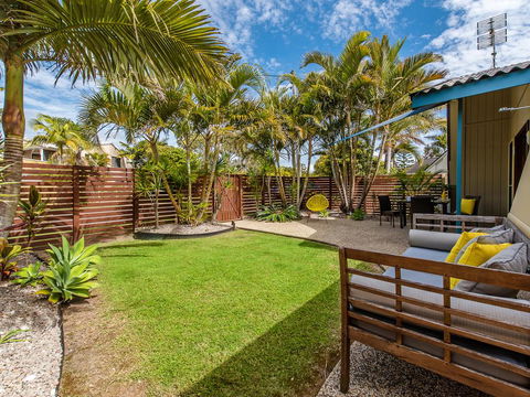 Surf Club House, Pet Friendly, Sunshine Coast, Holiday House, Marcoola - Suburb Australia 3