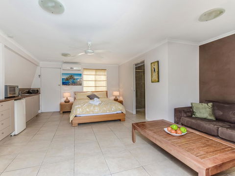 Surf Club House, Pet Friendly, Sunshine Coast, Holiday House, Marcoola - Suburb Australia 1