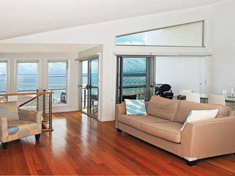 Surf Mist - Contemporary Seaside Duplex - Suburb Australia 2