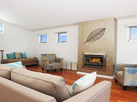 Surf Mist - Contemporary Seaside Duplex - Suburb Australia 1