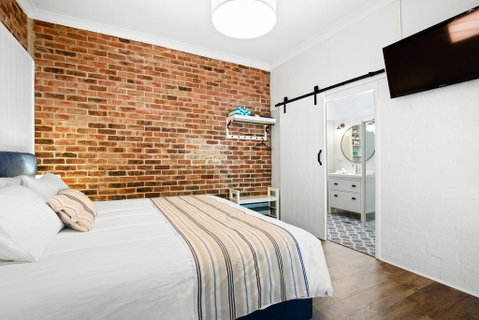 Surfaris Retreat - Suburb Australia 1