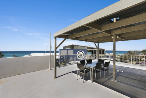 Surfcomber On The Beach - Suburb Australia 1