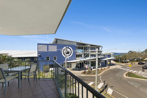 Surfcomber On The Beach - Suburb Australia 3
