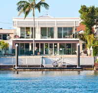 Surfers Paradise Escape - Waterfront House - Suburb Australia