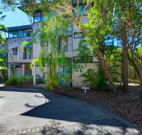 Surfside Beach House 17 - Rainbow Shores Swimming pool 2 minute walk to beach air conditioning relax here - Suburb Australia