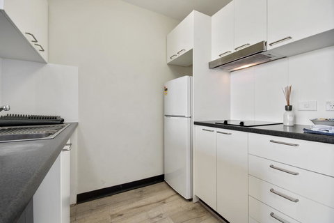 Swainson On Synagogue - Suburb Australia 3