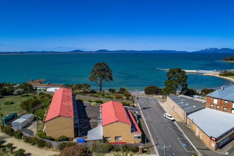 SWANSEA VILLAS - Suburb Australia 1