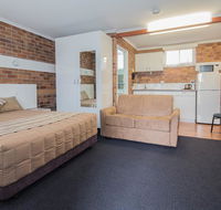 Tally Ho Motor Inn - Suburb Australia