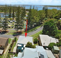 The Blue House - flat walk to river and beach - Suburb Australia