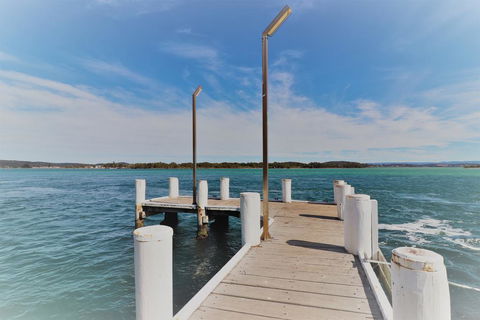 The Broken Oar - Suburb Australia 2