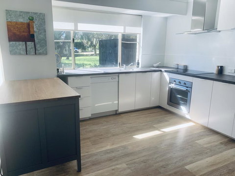 The Lake House - Suburb Australia 1