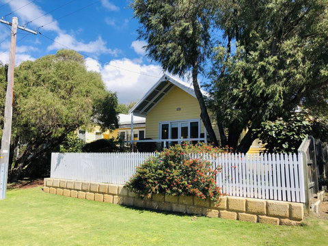 The Light And Bright Yellow Beach House - Suburb Australia 1