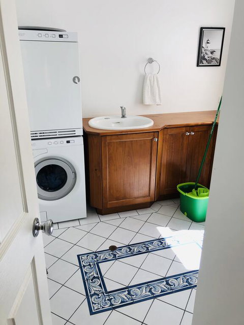 The Light And Bright Yellow Beach House - Suburb Australia 3