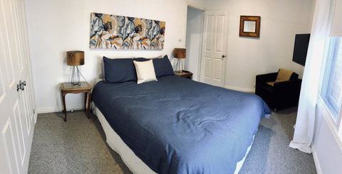 The Light And Bright Yellow Beach House - Suburb Australia 0