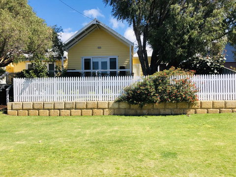 The Light And Bright Yellow Beach House - Suburb Australia 2