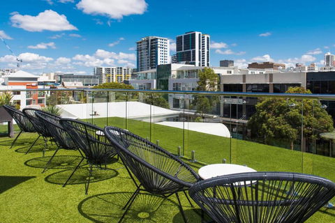 The Nest - Quirky Queen Sized Space With Roof Terrace - Suburb Australia 0