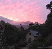 The Stone Cottage with tennis court - Suburb Australia