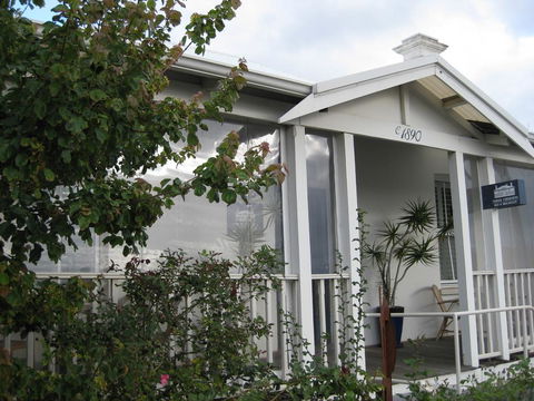 Three Chimneys Bed And Breakfast Boutique Guest House - Suburb Australia 0
