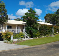 Tinaroo Sunset Retreat - Suburb Australia