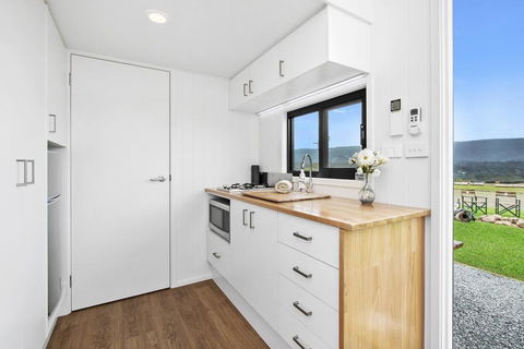 TINY HOME......BIG Views - Suburb Australia 3