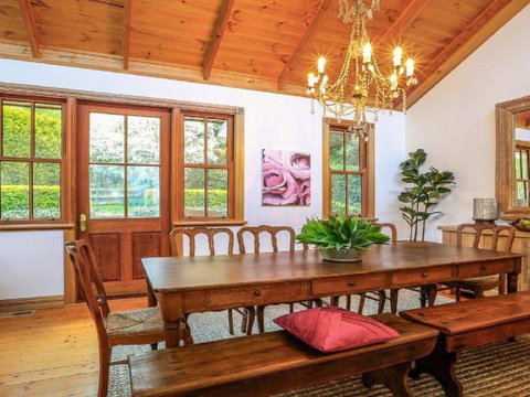 Treetops - Elegant, Inviting, Designer, Cedar Home - Suburb Australia 3