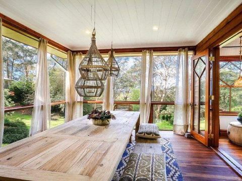 Treetops - Elegant, Inviting, Designer, Cedar Home - Suburb Australia 1