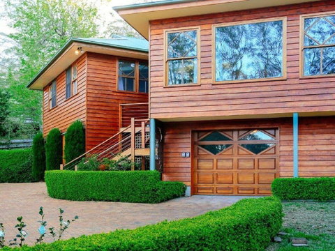 Treetops - Elegant, Inviting, Designer, Cedar Home - Suburb Australia 2