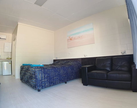 Tropical City Motor Inn - Suburb Australia 2