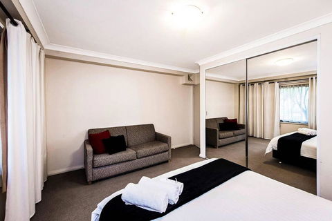Two Bedroom Apt Next To Perth CBD With Parking. - Suburb Australia 3