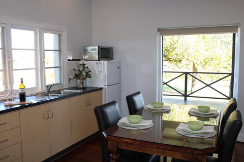 Upper Reach Spa Cottage - Suburb Australia 3