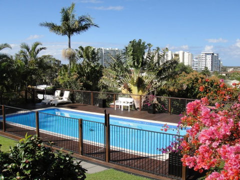 Villa With Views & Pool - Suburb Australia 0