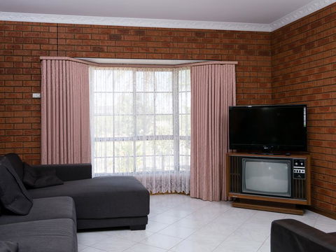 Vineyard Retreat Mildura - Suburb Australia 1