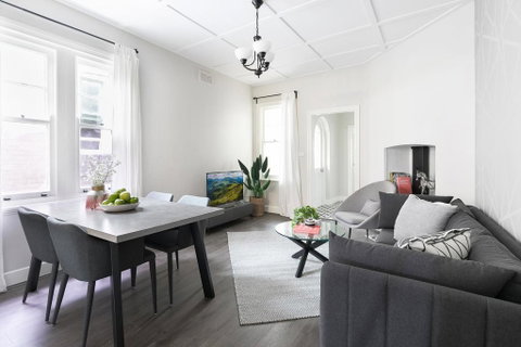 Walk Everywhere In The City From A Historic Home - Suburb Australia 1