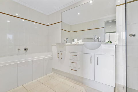 Waterfront Resort Living With Space For The Family - Suburb Australia 2