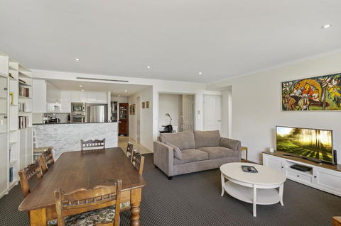 Waterfront Resort Living With Space For The Family - Suburb Australia 3