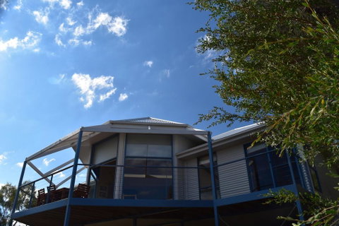 Waterline Holiday Home - Suburb Australia 1