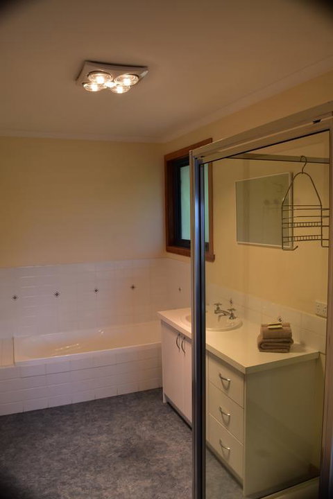 Waterline Holiday Home - Suburb Australia 3