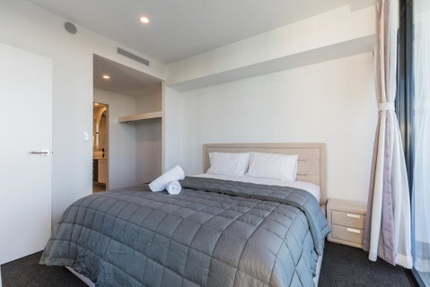Waterview 3BR Modern Apartment Near Harbour Town - Waterpoint - Suburb Australia 1