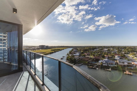 Waterview 3BR Modern Apartment Near Harbour Town - Waterpoint - Suburb Australia 3