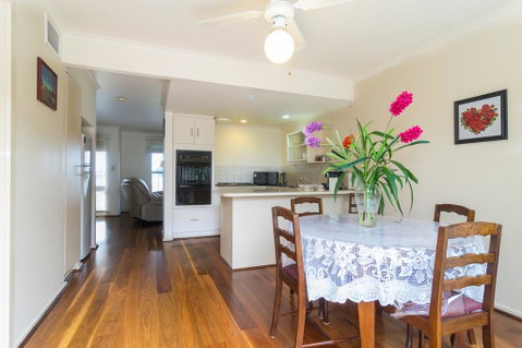 West Lakes Townhouse - Suburb Australia 2